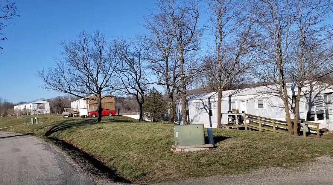 женщина с ребенком. семья взрослые дети. живу с мамой. свекровь и невестка. встреча с родителями.