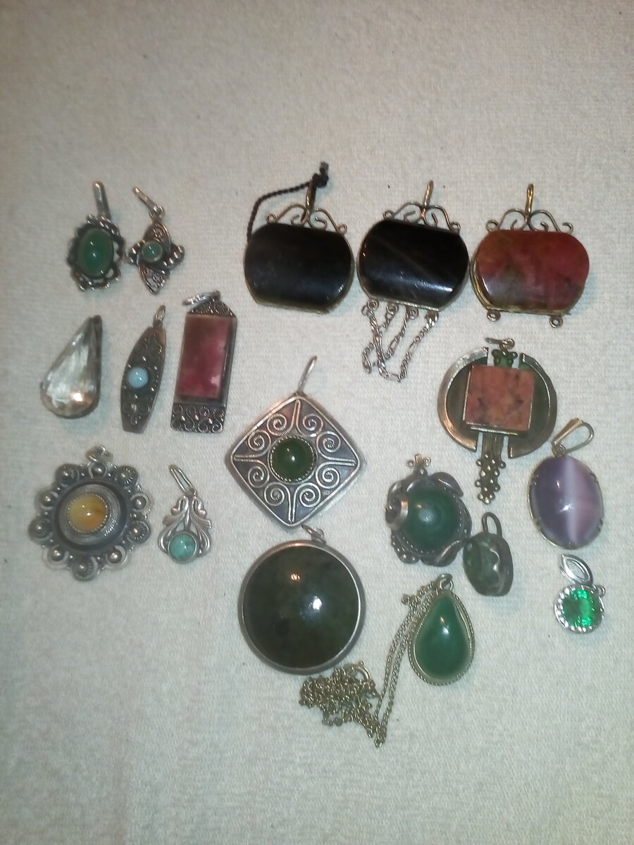 Мне кажется два кулона сделаны из серёжек....