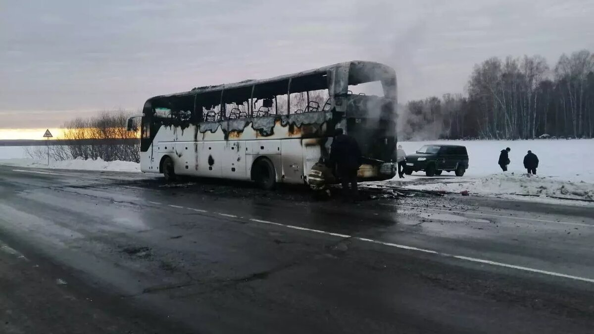 Появились фото сгоревшего пассажирского автобуса на трассе Новосибирской  области | Atas.info | Дзен