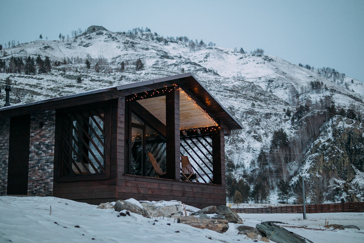 Наш отель в окружении гор