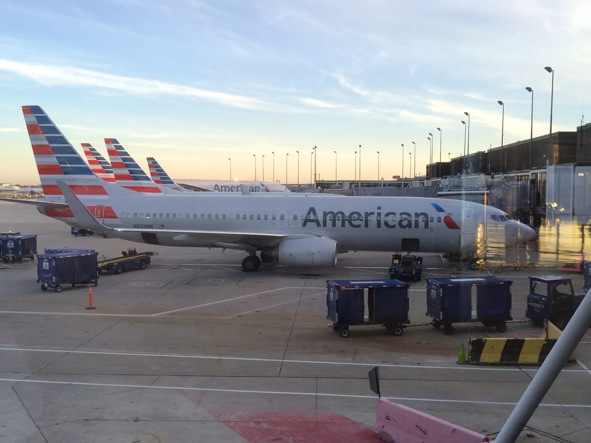 Самолёты American Airlines в аэропорту. Фото с сайта https://people.com/