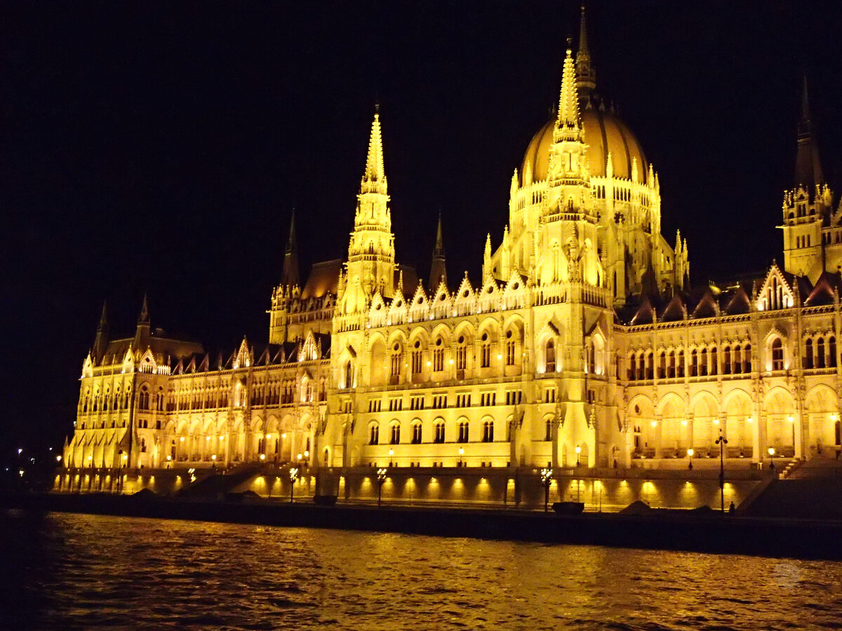 Разрушенная дорога. Уходящая женщина со спины. Жизненный путь. Светлая дорога. Фон дорога.