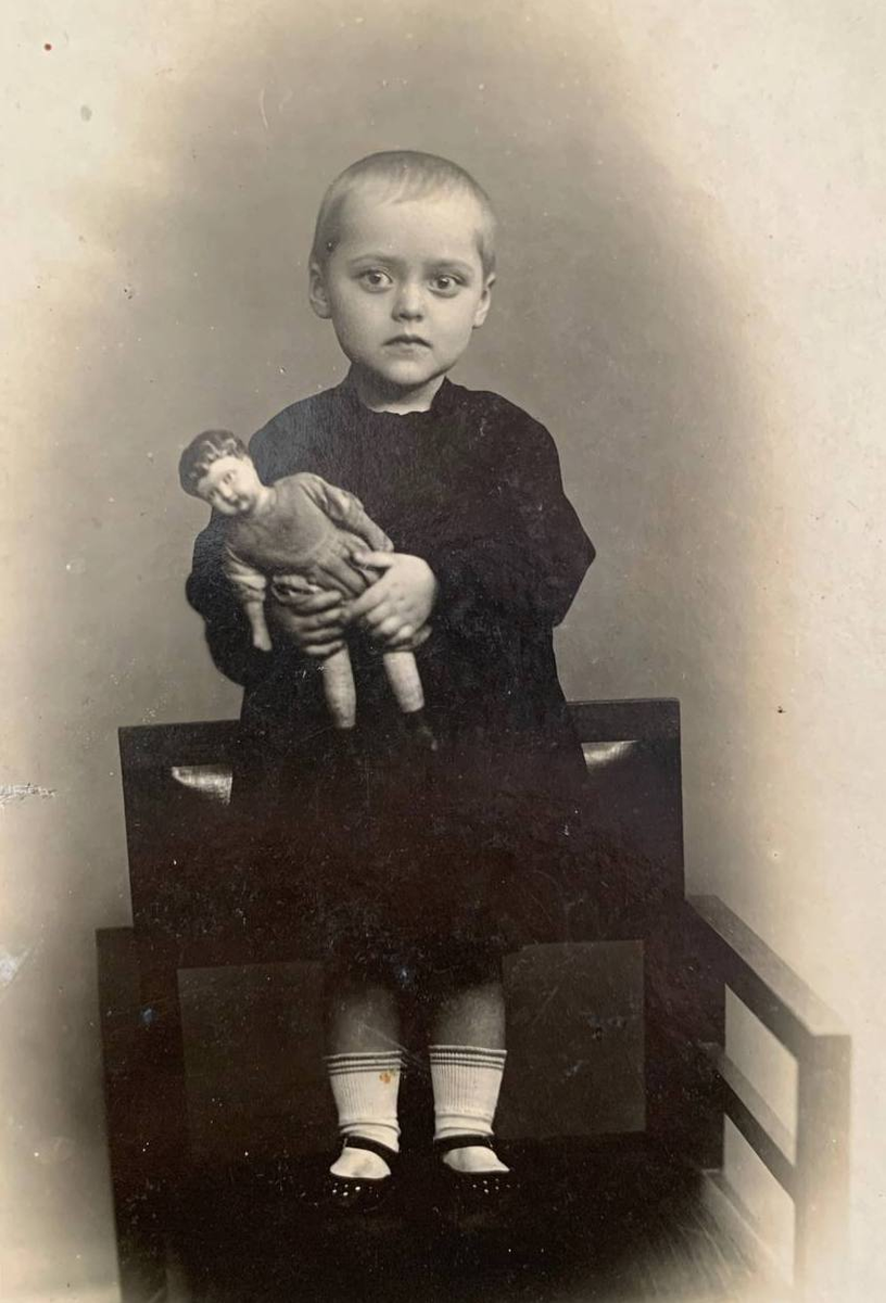 Фото маленькой Лидии Кашировой, бабушки. Фото из семейного архива семьи Державиных 