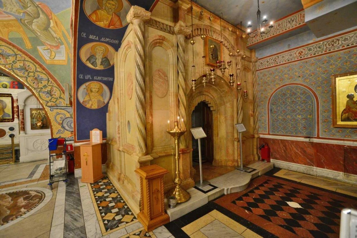 Υπάρχει ένα μοναδικό μέρος στο Γιασένεβο, το οποίο επισκέπτονται προσκυνητές από όλη τη Ρωσία.  Στο κάτω κλίτος της Εκκλησίας της Μεσολάβησης στη λεωφόρο Litovsky υπάρχουν ακριβή αντίγραφα των πιο σεβαστών ιερών στον χριστιανικό κόσμο.-4