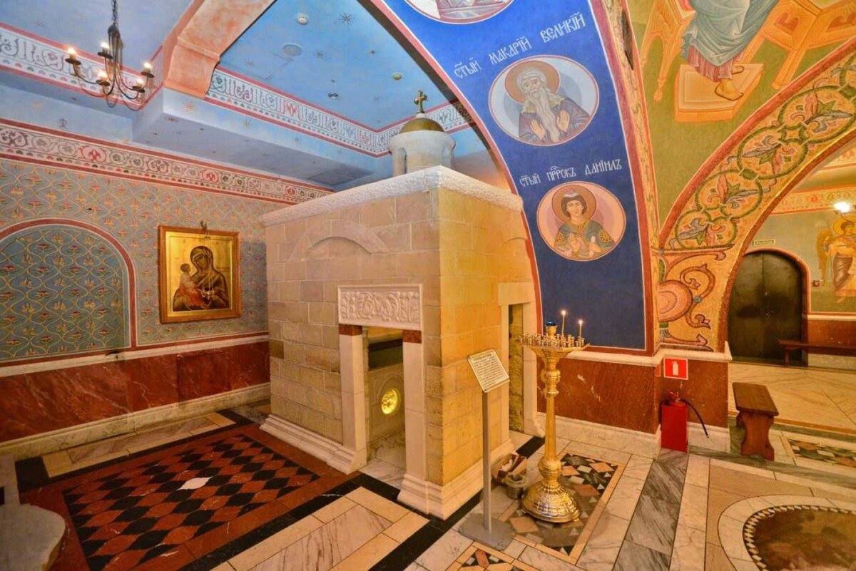 Υπάρχει ένα μοναδικό μέρος στο Γιασένεβο, το οποίο επισκέπτονται προσκυνητές από όλη τη Ρωσία.  Στο κάτω κλίτος της Εκκλησίας της Μεσολάβησης στη λεωφόρο Litovsky υπάρχουν ακριβή αντίγραφα των πιο σεβαστών ιερών στον χριστιανικό κόσμο.-7