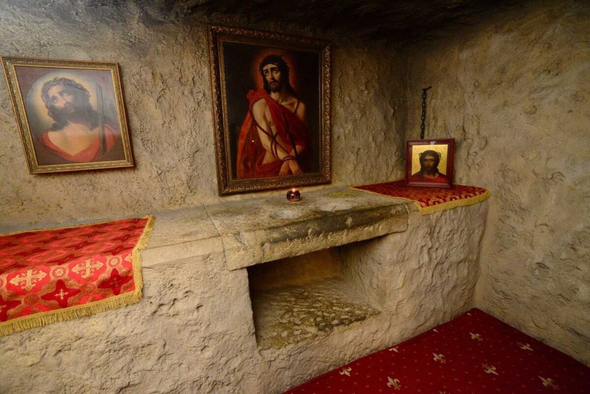 Υπάρχει ένα μοναδικό μέρος στο Γιασένεβο, το οποίο επισκέπτονται προσκυνητές από όλη τη Ρωσία.  Στο κάτω κλίτος της Εκκλησίας της Μεσολάβησης στη λεωφόρο Litovsky υπάρχουν ακριβή αντίγραφα των πιο σεβαστών ιερών στον χριστιανικό κόσμο.-10