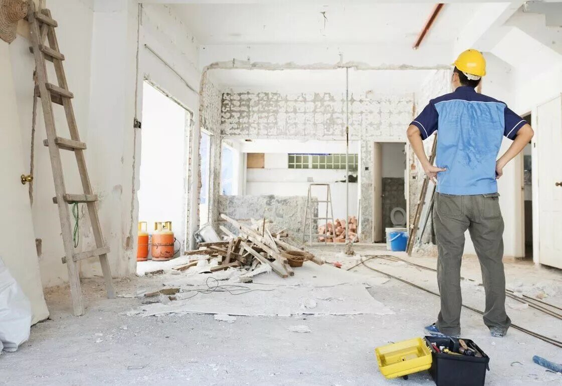 порядок ремонта в комнате. последовательность ремонта стен в квартире. мастер по ремонту полов. этапы квартирного ремонта. квартира с голыми стенами.
