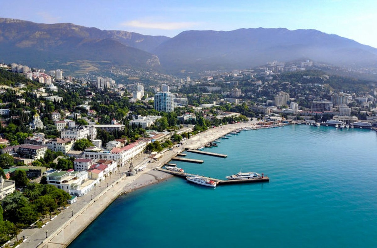 Отдых в крыму ялта. Крым Ялта. Ялта столица. Ялтинская набережная Крым. Город Ялта 2021