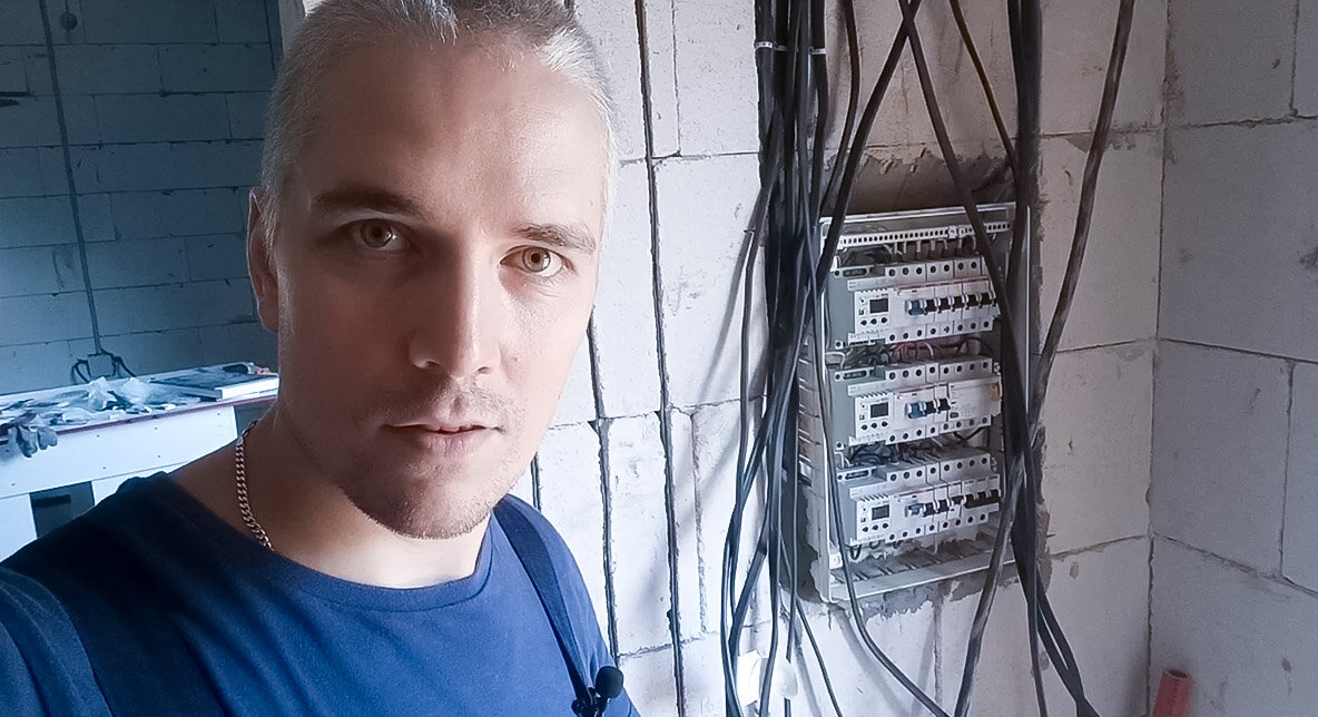 том харди фильм про мафию. живя в стеклянном доме не бросайся. не кидайся камнями в стеклянном доме. если живешь в стеклянном доме не бросайся камнями. том харди легенда псих.