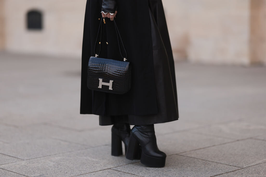 челси обувь женская с юбкой миди. луки с бежевыми сапогами. образы с короткой юбкой. ботинки челси с юбкой стритстайл. юбка миди olar 2020.