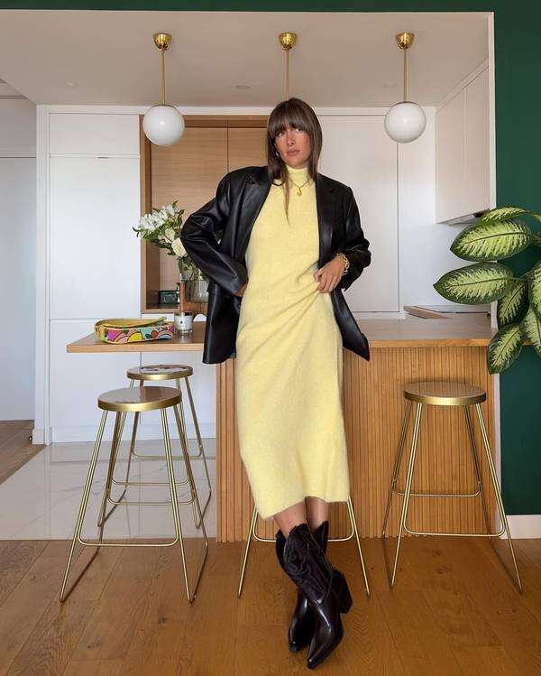 С какой обувью носить платье зимой. Наряд с цветными колготками. Белое платье с черными сапогами. Блестящее платье с сапогами. Белое платье с черными колготками.