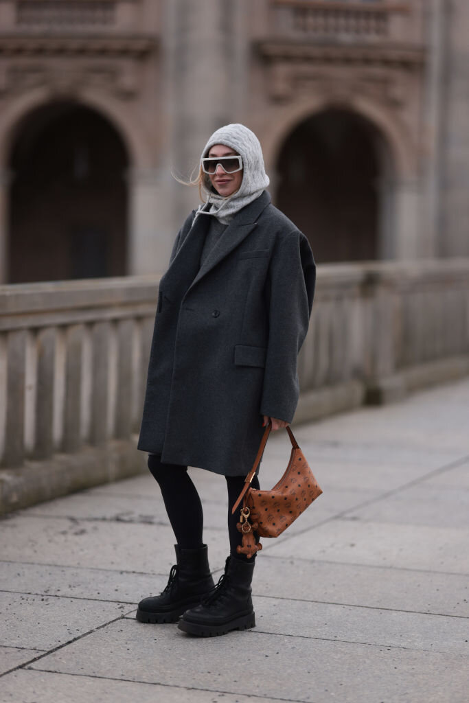 Зимний образ с юбкой. Пальто юбка и ботинки. Плиссированная юбка зимняя. Юбка полусолнце с ботинками. Фасоны модных зимних юбок.