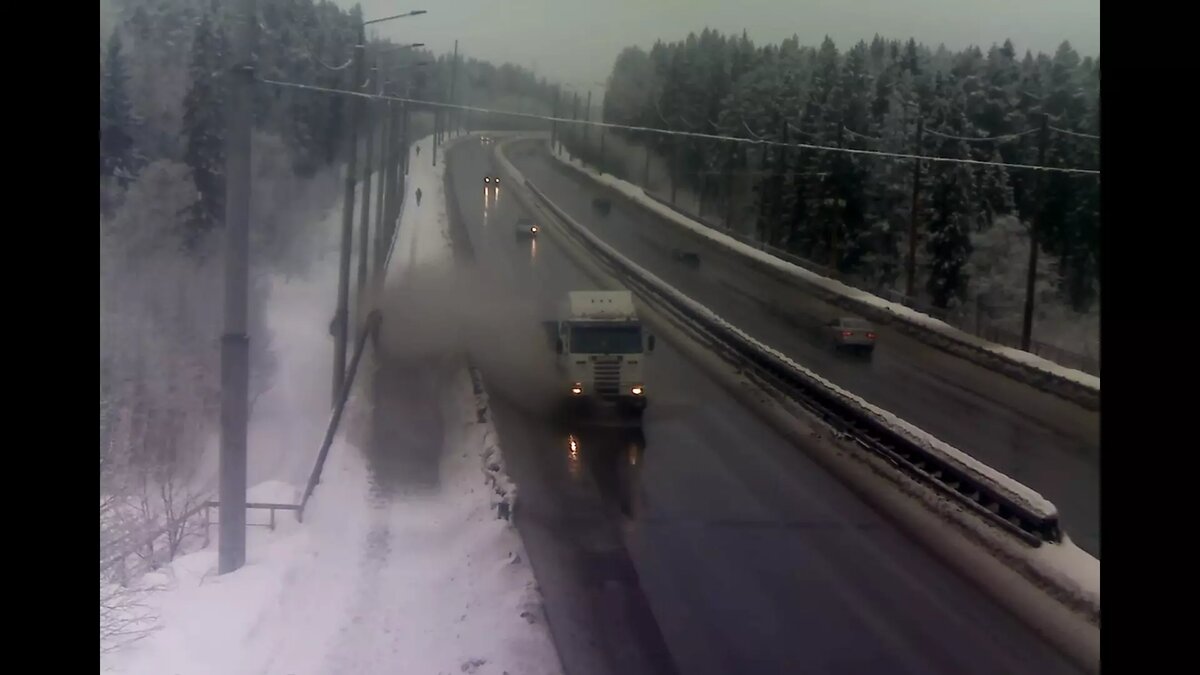     Горожане едва могут без происшествий пройти по тротуару после оттепели: видеоролик появился в соцсети.