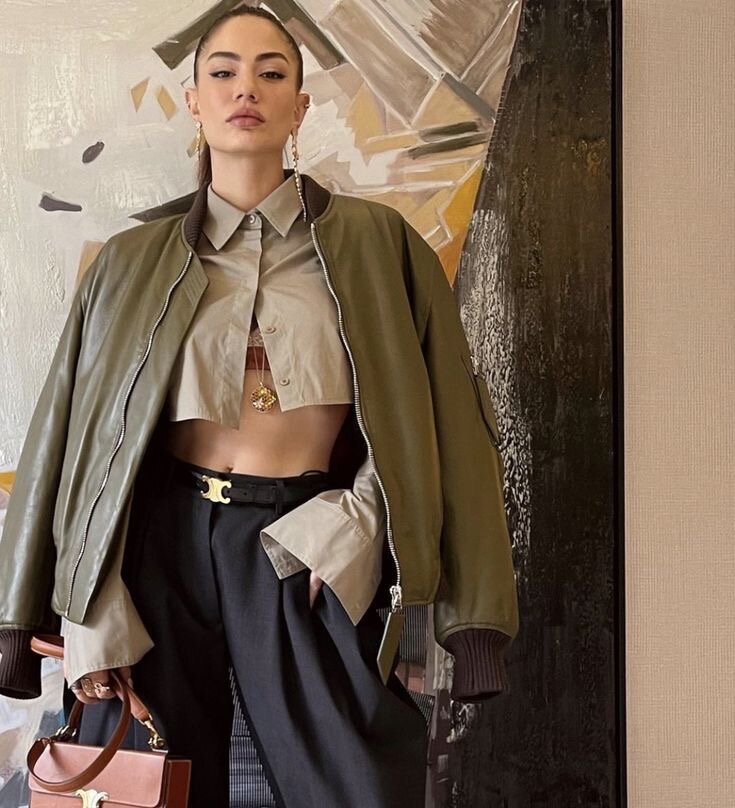 Как часто нужно стирать вещи. С какими вещами надо стирать. Как часто надо стирать. Женщины рассматривают гардероб. Примерка одежды.