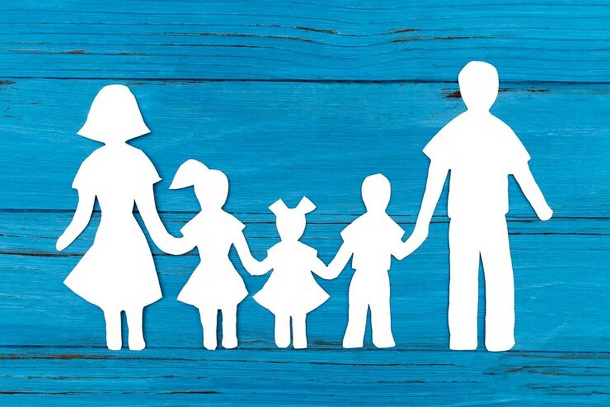 Шаблоны семьи из бумаги. Семья на синем фоне. Силуэт семьи голубом фоне. Силуэт счастливой семьи. Силуэт многодетной семьи.