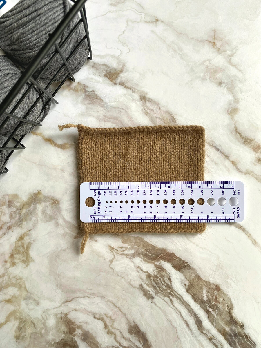 Образец вяжем лицевой гладью, размером 10х10 см.