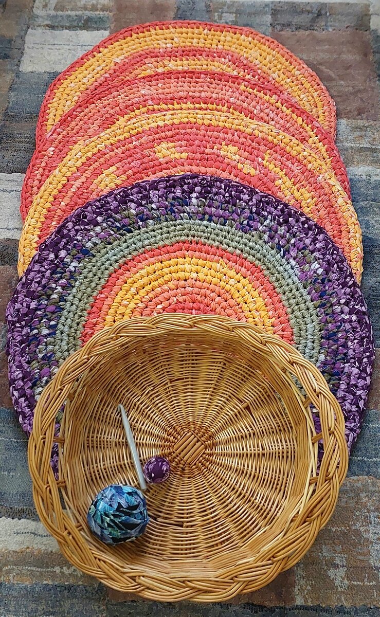 Вязание на пальцах коврик. Коврик из трикотажных маек. Коврики из старых тряпок. Коврик из колготок. Вязаные плетеные коврики.