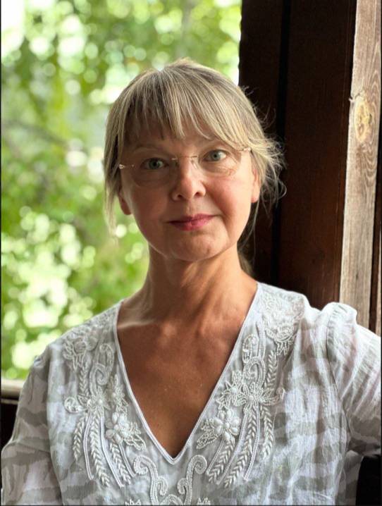 Очеретина Ирина Геннадьевна - травматолог-ортопед, миотерапевт, кандидат медицинских наук со стажем работы в здравоохранении более 35 лет. Автор метода лечения позвоночника без операций 