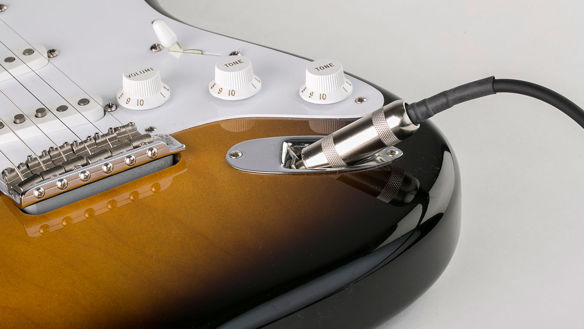 Кабель Для подключения гитары к усилителю обязательно нужен кабель. Кабель - это не менее важный элемент для получения качественного звука, чем сам усилитель или гитара.
