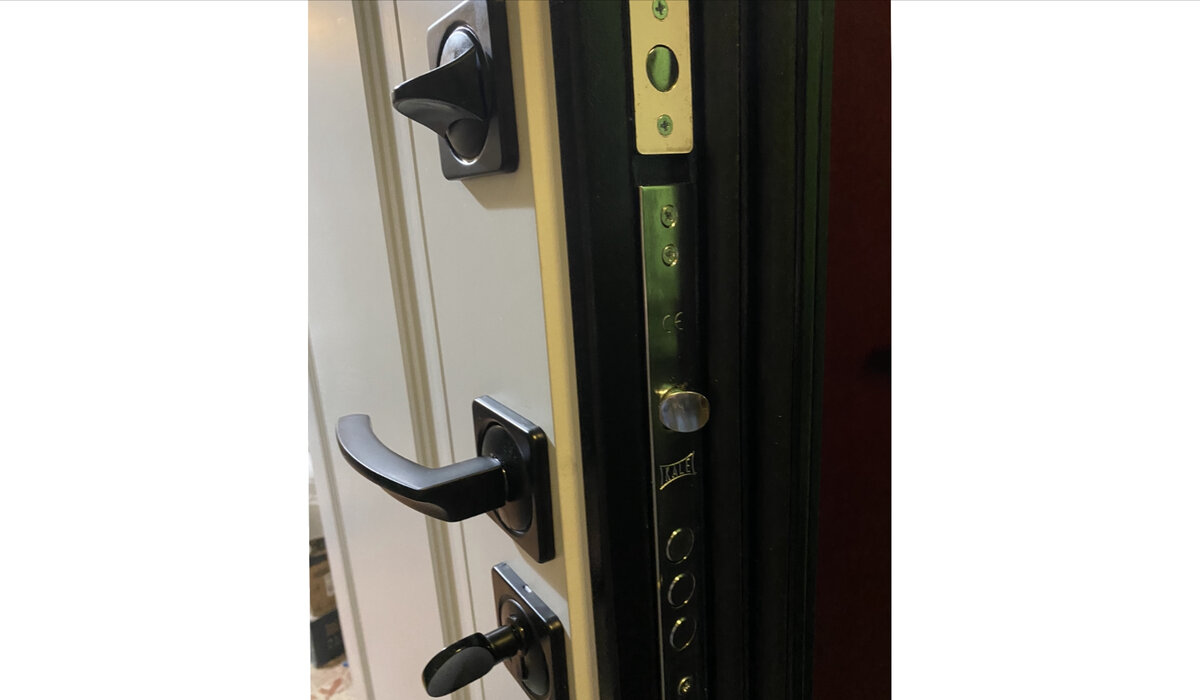 монтаж межкомнатных дверей. монтаж межкомнатных дверей. входная металлическая дверь захлопнулась. установщик межкомнатных дверей. монтаж межкомнатных дверей.