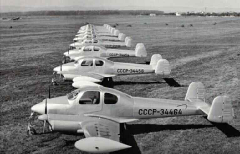 Авиа истории. Самолёт дуглас dc-4. История авиации первые самолеты. История возникновения самолета. История авиации первые самолеты.