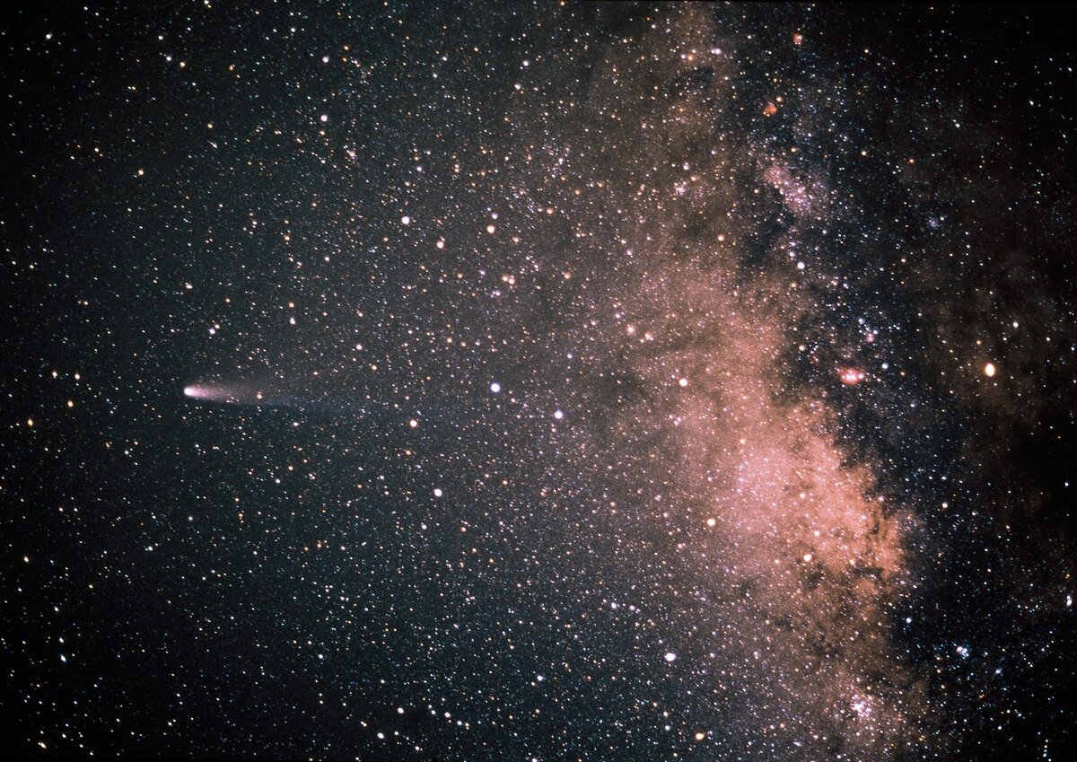 Комета Галлея и Млечный Путь 21 марта 1986 года. ESO.