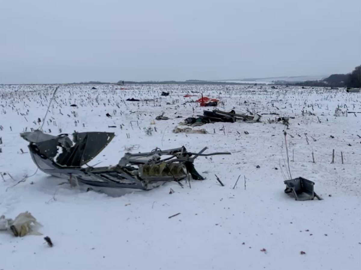 СК показал видео с телами вокруг упавшего под Белгородом самолета Ил-76 |  Topnews.ru | Дзен