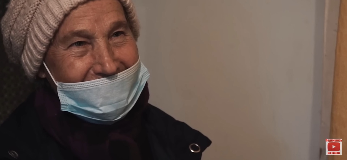 Пенсионерка спит. Внуке спящую бабушку. Бабушка спит. Старушка спит. Внуке спящую бабушку.