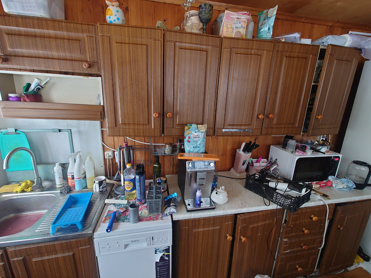 Обновить интерьер кухни без ремонта. Кухни переделанные из старых. Декор кухонного ящика для дачи. Преобразить кухню. Преобразить кухню без ремонта.