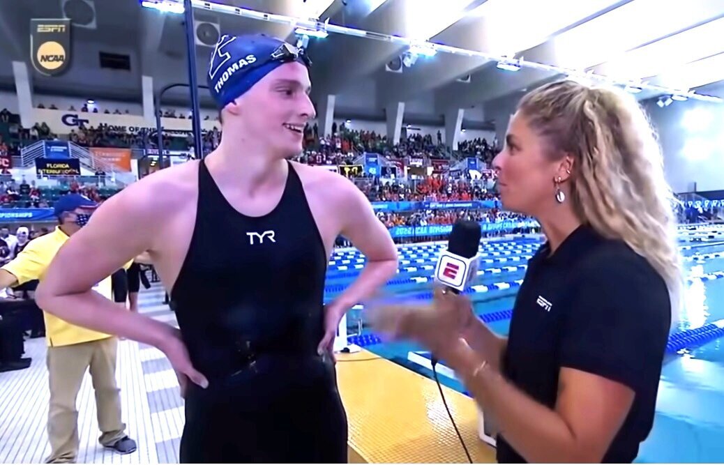 Лия Томас слева.