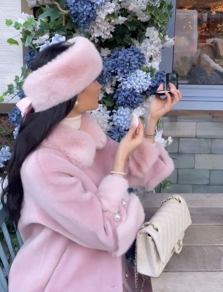 Почему нельзя носить тяжелое. Женщина с сумкой. Поднятие тяжестей руками. Беременная поднимает тяжести. Как поднимать ребенка.