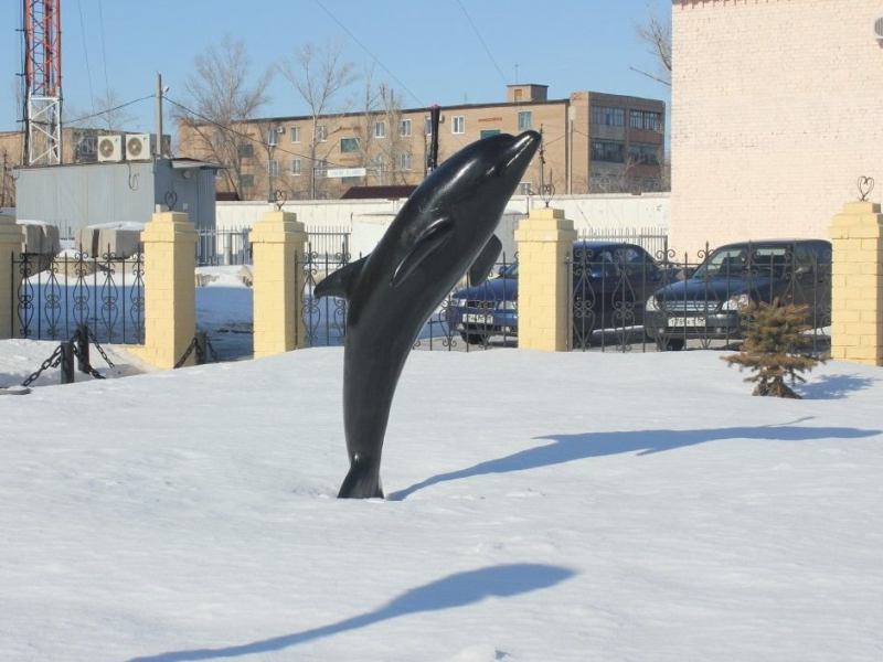 Черный дельфин фото снаружи. Соль-Илецк тюрьма черный Дельфин. Оренбург тюрьма черный Дельфин. Черный Дельфин памятник.