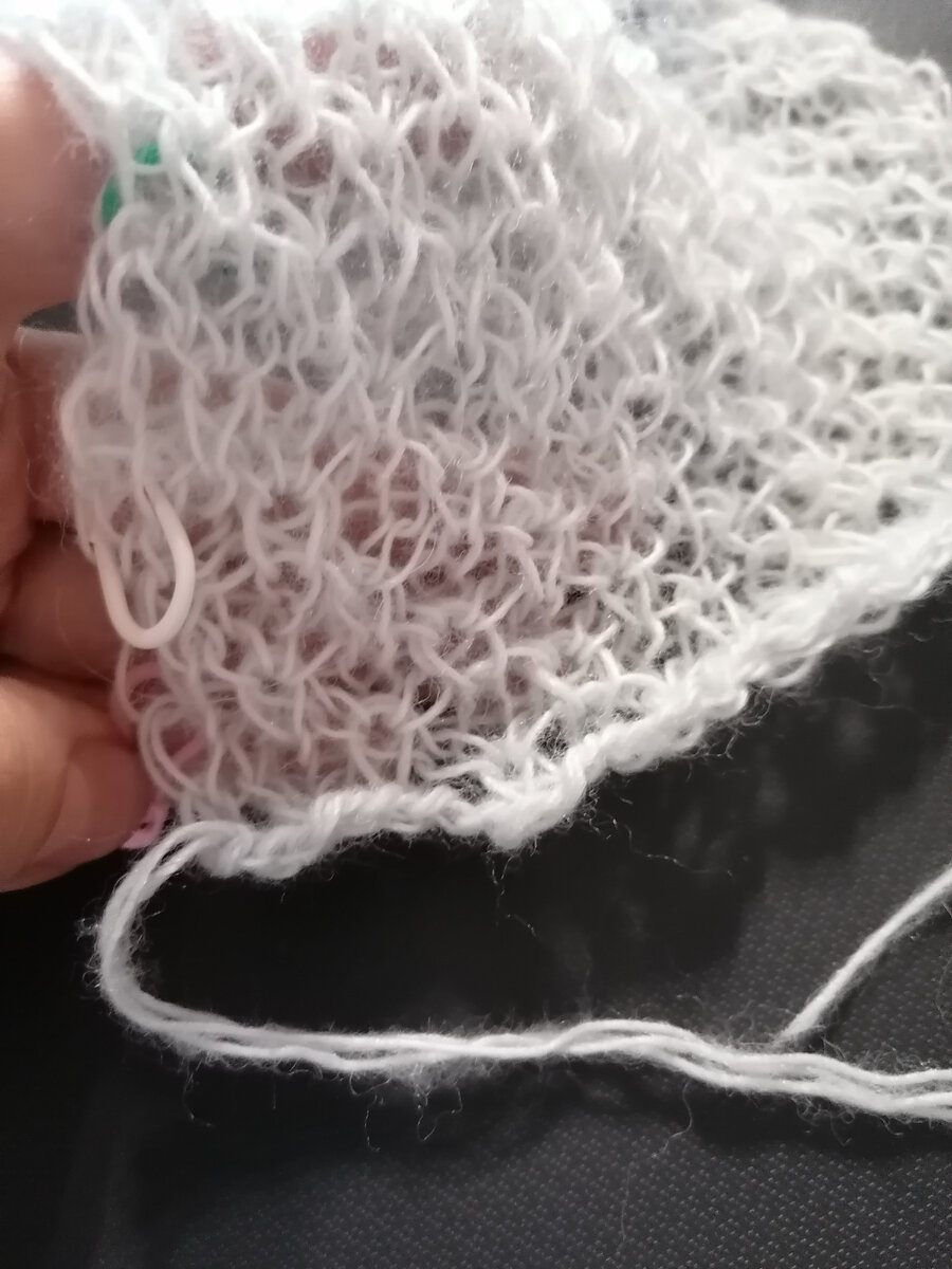 Нитки ирис 25г. Нить эластичная для вязания 200м prym бс. Дополнительная нить для вязания. Пряжа кирова ирис 0602. Пряжа с золотой нитью.