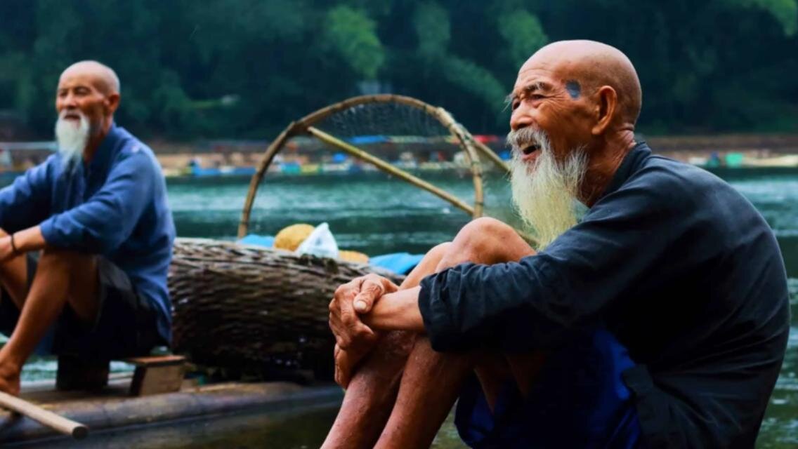 Жил да был Юн-су. Он очень любил учиться и гордился тем, что знает тысячи иероглифов.
За свои знания он получил хорошую должность, но часто забывал о делах, так как все время учился. Однажды его начальник сказал ему: « Твои знания велики для этой должности, поищи себе другую»! Юн-су легко нашел новую должность, но через год начальник снова предложил ему уйти. В конце концов Юн-су решил не работать, а только учиться. У знания нет дна. Юн-су состарился, но продолжал учиться каждый день. Когда-то у старика были дети и жена, но они ушли от него. " Ты не видишь ничего вокруг себя, кроме иероглифов," — сказала жена на прощание. Юн-су не слышал ее слов, потому что учил иероглифы.
Юн-су стал глубоким старцем, когда его позвали во дворец на состязание в учености. Он быстро обогнал всех соперников. Вскоре их остались только двое, Юн-су и еще один старик.
В последний день состязания второй старик не явился во дворец. Он прислал слугу с извинениями и письмом. Старик писал, что его внучка смертельно больна. Только он знает, как вылечить ее, поэтому он срочно покинул столицу. "Глупец,!"— пробормотал Юн-су. — Почему Вы так думаете? — спросил император. — Болезнь и даже смерть маленькой дев-чонки — песчинка по сравнению с океаном знаний. — У Вас есть семья или друзья? — спросил император. — Были когда-то, но я не знаю, где они.   Люди для меня ничто по сравнению со знаниями, — объяснил Юн-су, почтительно склонившись. Император задумался, а потом объявил: — Лучше не знать иероглифов, чем не знать людей. Юн-су не достоин звания победителя.
