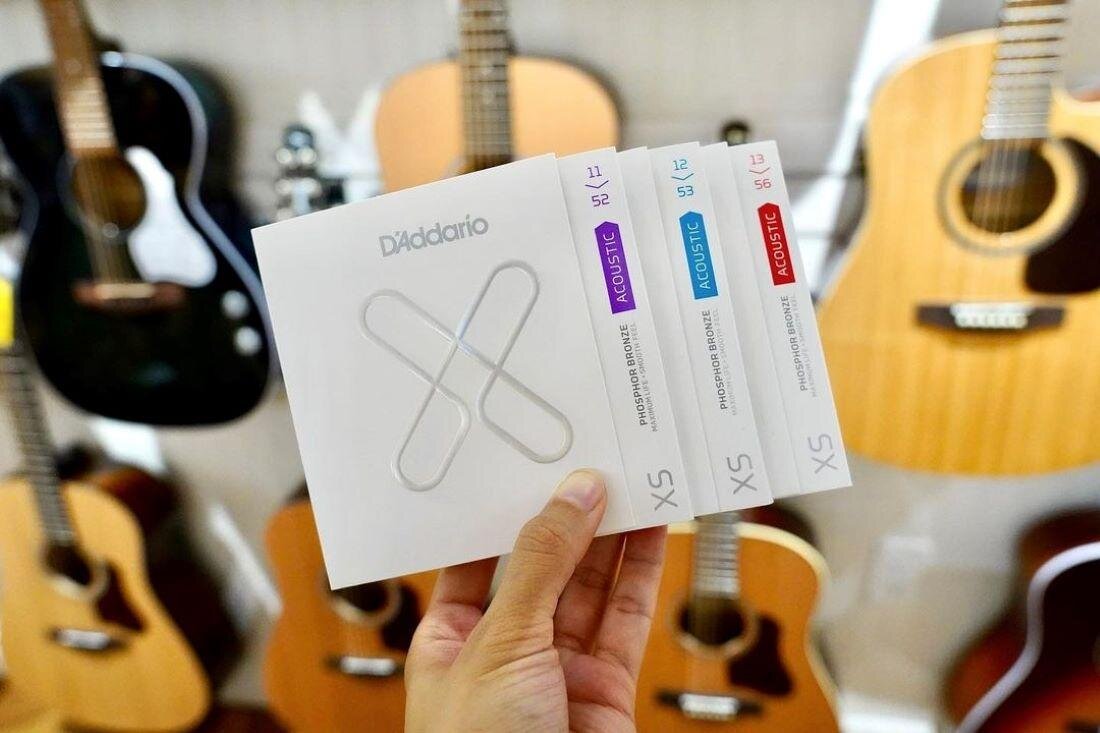 струны на гитаре. настроить гитару по тюнеру. правильный настрой гитары. зажать струны на электрогитаре. струны для гитары для новичков.