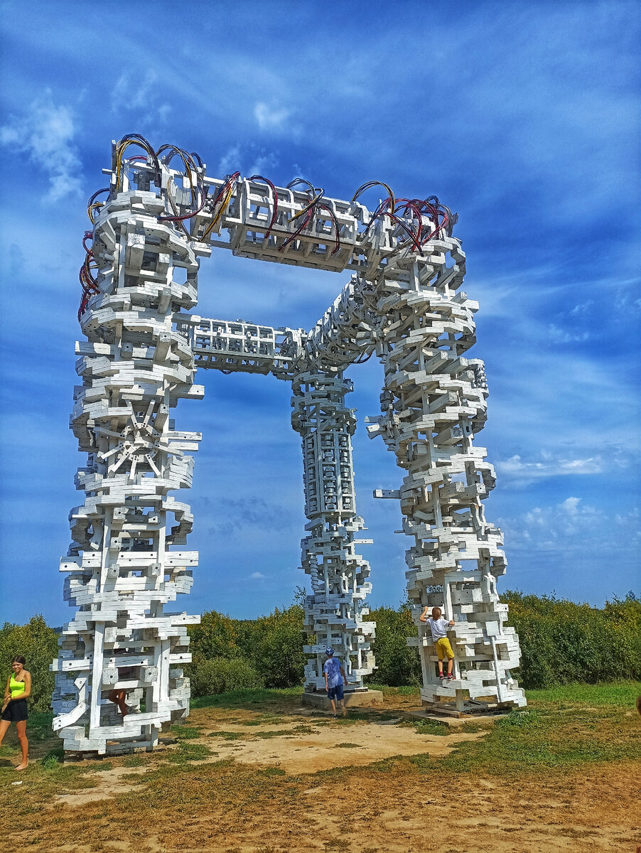 Белые ворота арт-парк Никола-Ленивец (фото из личного архива)