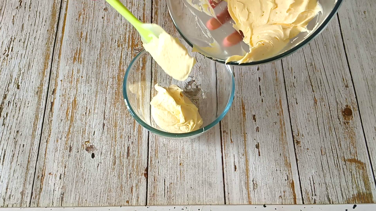 Торт калорийность на 100 грамм. Кусок торта наполеон калорийность. Шоколадный торт калории. Торт 100 ккал. Калорийность торта.