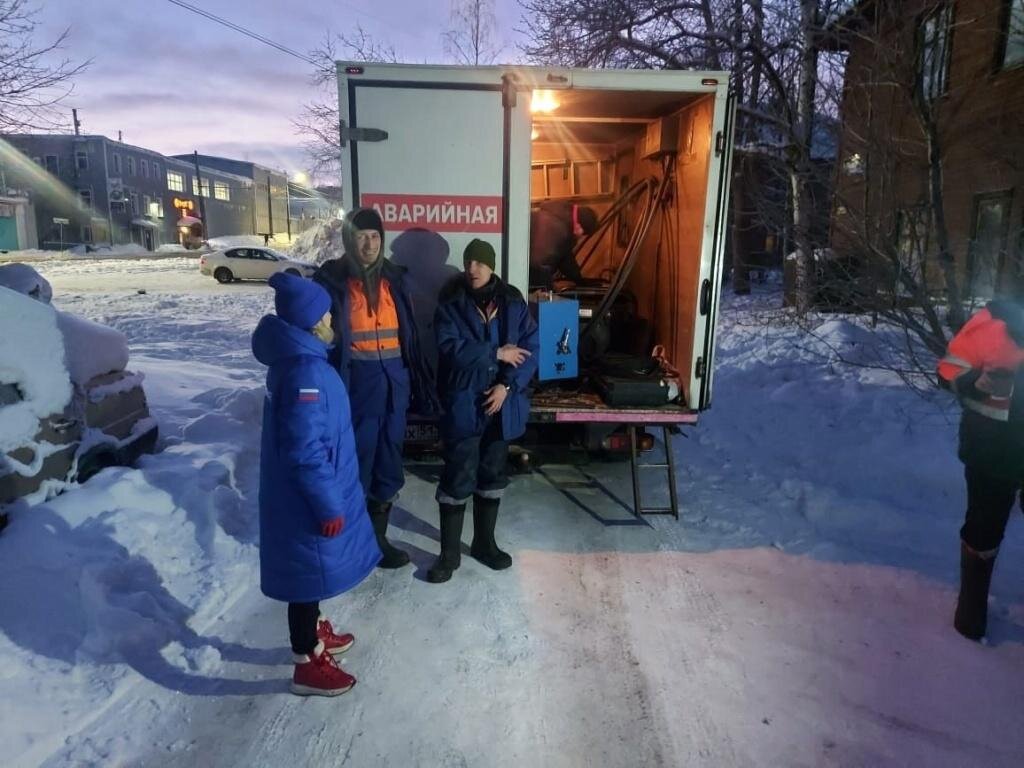 Сотрудники “ПКС-Водоканал” помогали управляющим компаниям размораживать дома  в новогодние праздники | Карелия.Ньюс. Новости Петрозаводска | Дзен