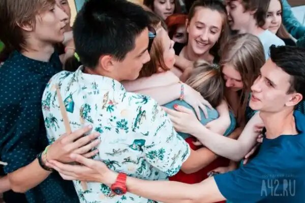 Я вожатый ты вожатый текст. Пионерская дружина была?. Стих от вожатого детям. Я вожатый ты вожатый. Песня гимн вожатская.