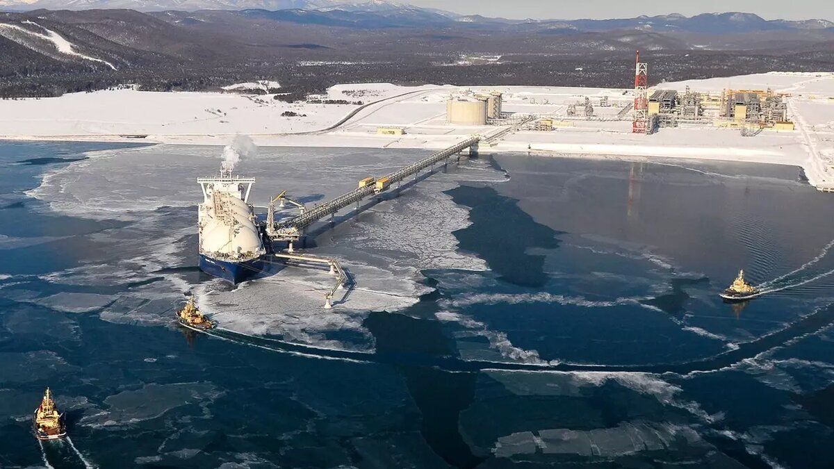     Мощный циклон с метелями и снегом не нарушил отгрузку газа с проекта «Сахалин-2», хотя на некоторых объектах еще идет расчистка