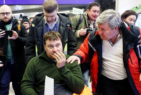 В москве парень упал. Мужик падает с лестницы. Чп москва метрополитен. Мужчина выпал из окна 20 этажа. Больница российская с крыши.