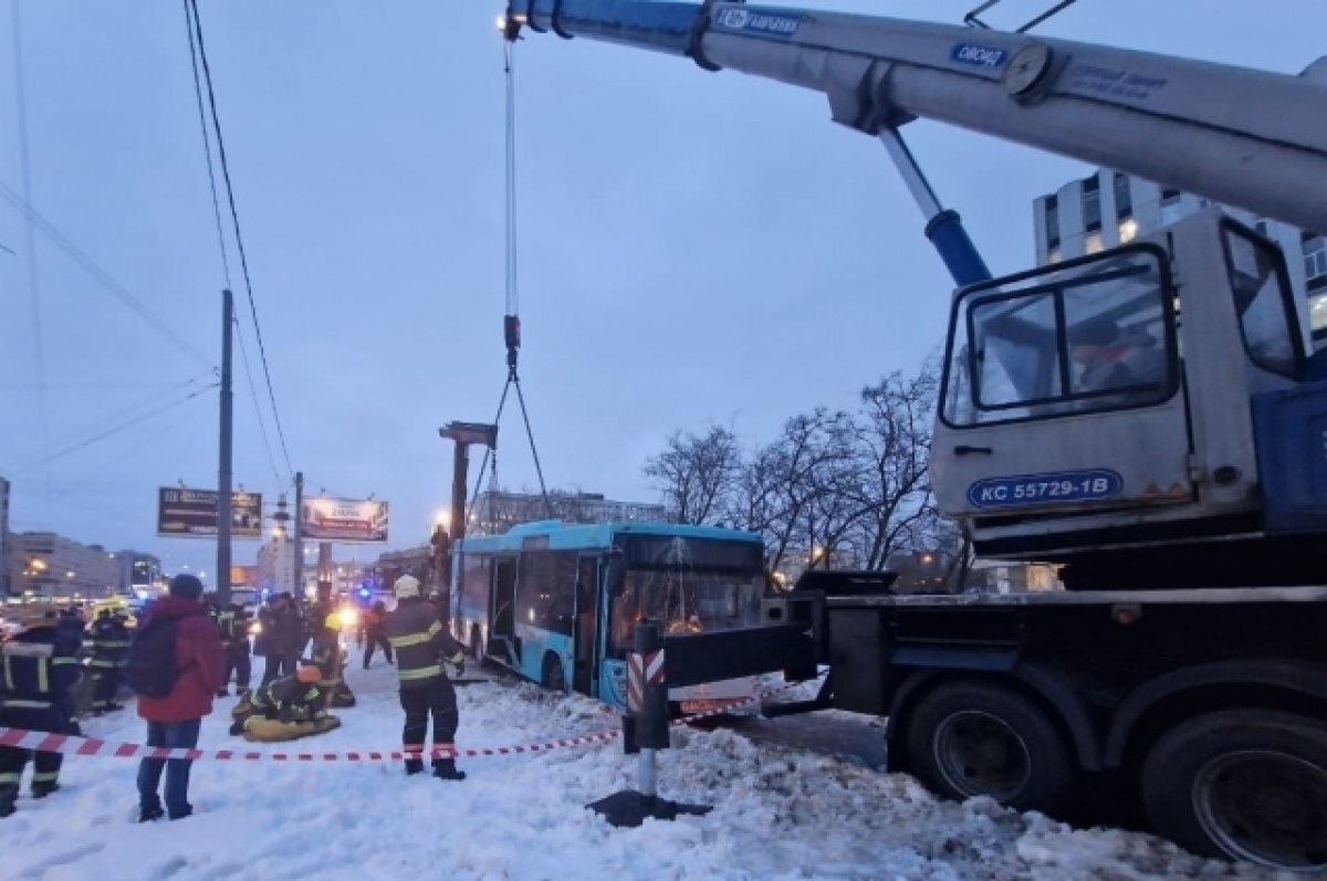    Кадры с видеорегистратора вылетевшего на тротуар автобуса 152 попали в сеть