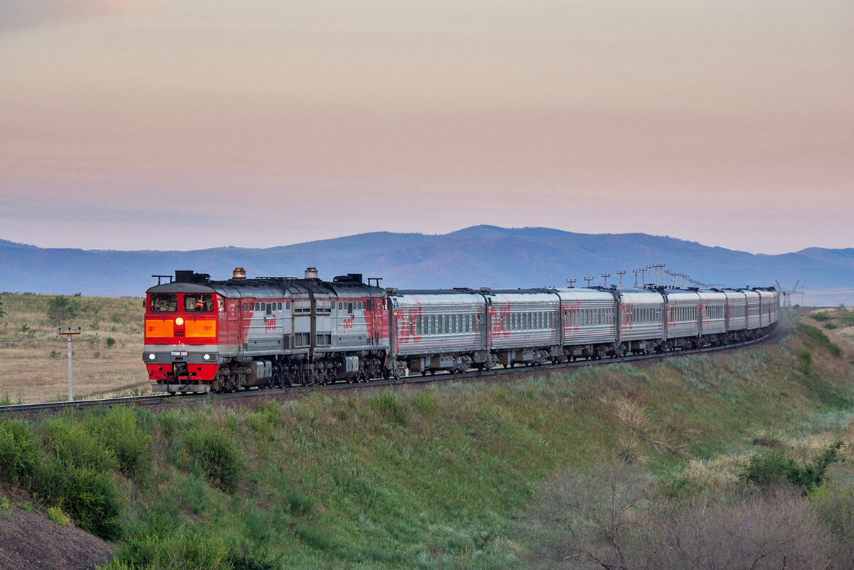     Планируется, что поезд по пути будет останавливаться в городах и крупных поселках. Часть дороги по хакасской степи не электрифицирована, поэтому будет использоваться тепловозная тяга