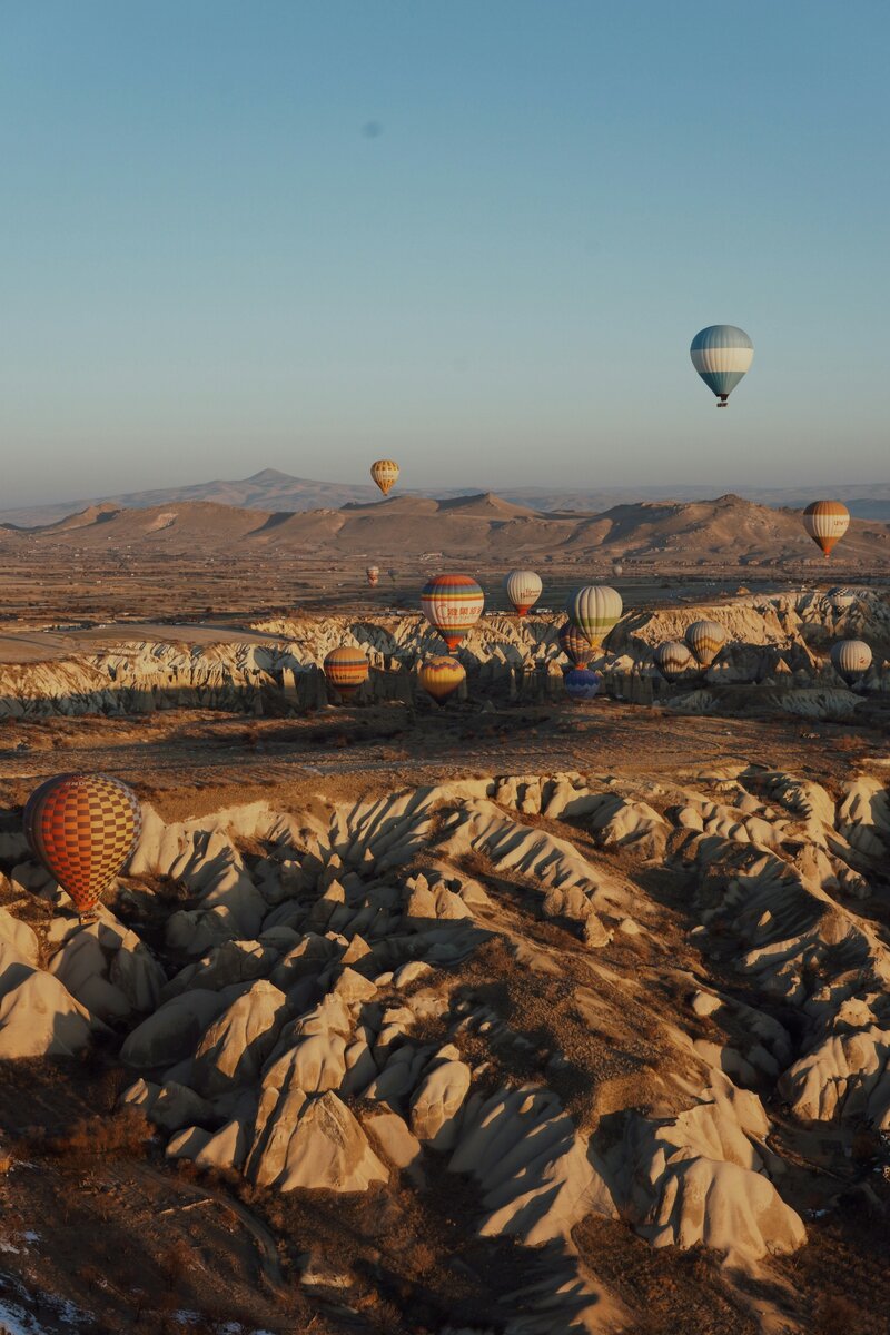 https://unsplash.com/photos/a-bunch-of-hot-air-balloons-in-the-sky-g_9AfltLB_w?utm_content=creditShareLink&utm_medium=referral&utm_source=unsplash