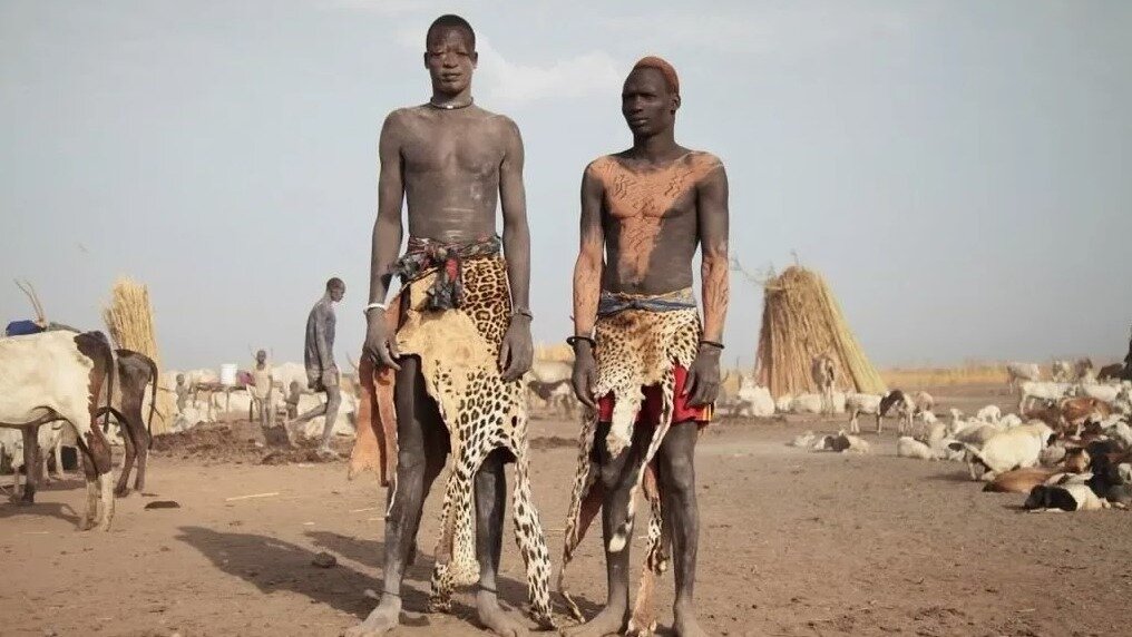 За высокое племя людей. Южный Судан племя Динка. Племя Мундари в Южном Судане. Южный Судан племя Динка женщины. Южный Судан племя Тутси.