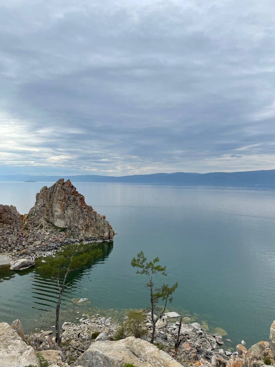 Скала шаманка на байкале. Скала шаманка на острове ольхон. Скалы байкала. Ольхон мыс бурхан скала шаманка. Скалы байкала.
