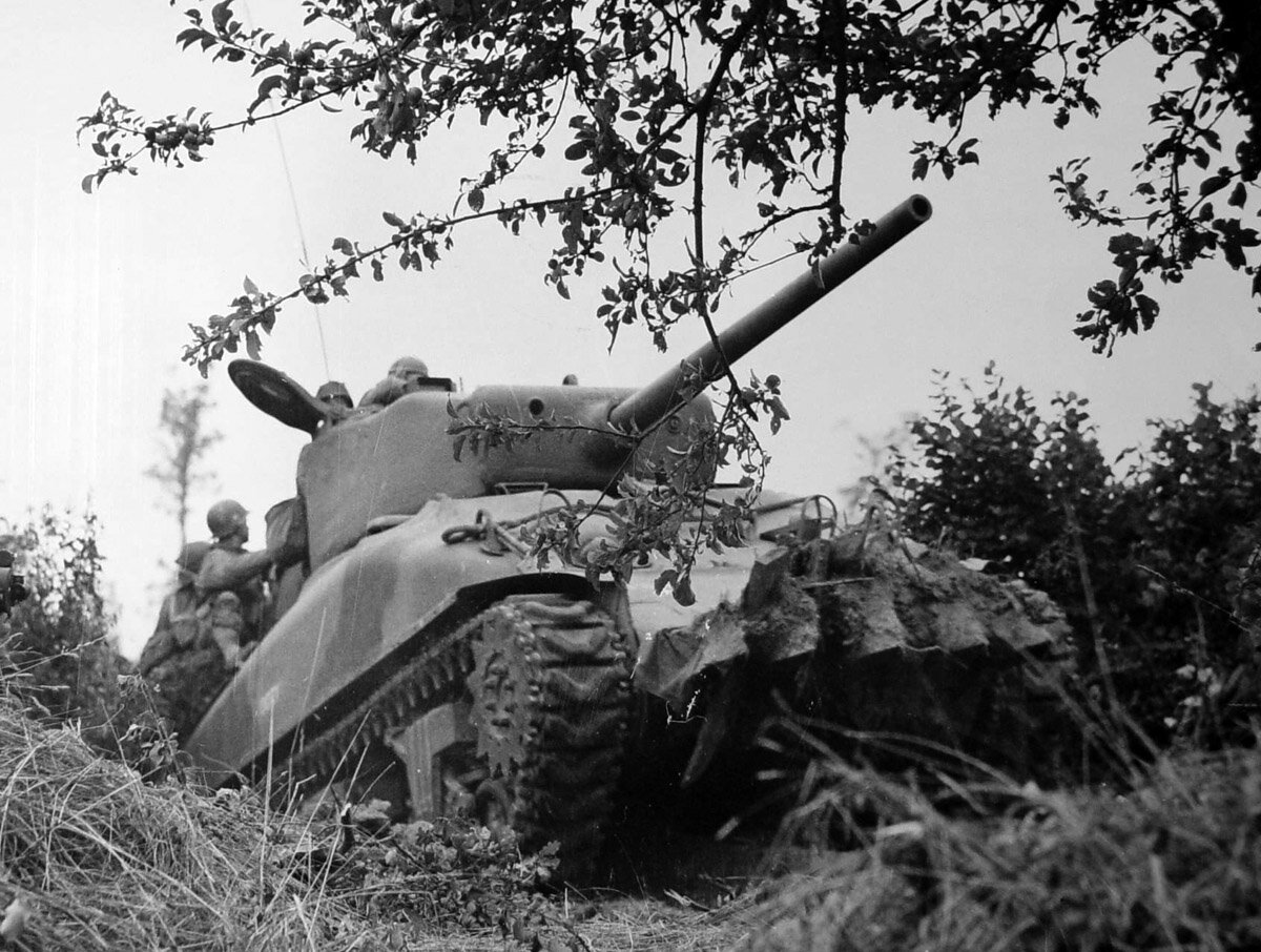 Medium Tank M4A1(76) с установленными "носорогами" проламывает бокажи, конец июля 1944 года.