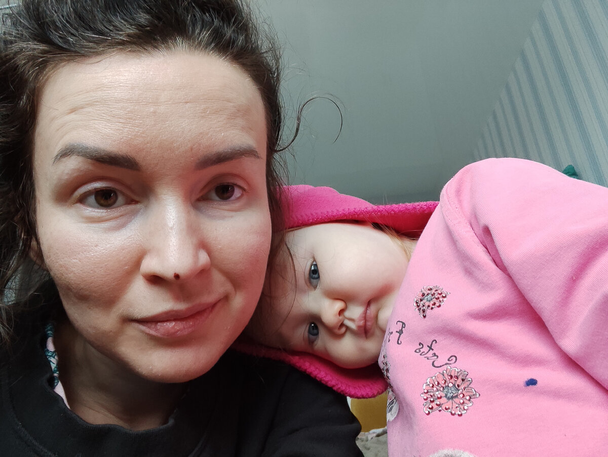 забота о родителях. дочь приходит к маме. знакомит девушку с родителями. взаимоотношения с родственниками. пожилая мама и взрослая дочь.