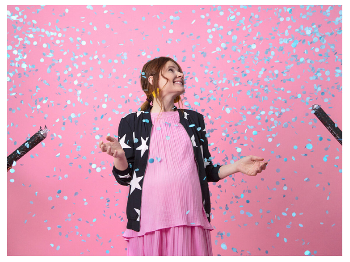 Фотосессия беременности зимой. Зимой свекровь беременную. Свекровь и невестка едят пельмени. Беременная невестка. Как трудно воспитывать сына которого родила тебе свекровь картинка.