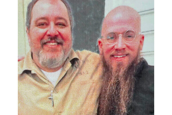 Кеннет Смит (слева) позирует в понедельник со своим духовным наставником преподобным Джеффом Худом / Courtesy Rev. Jeff Hood